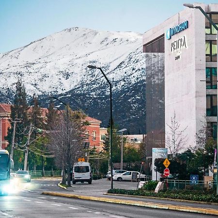 Hotel Wyndham Santiago Pettra Exterior foto The University of Arizona Cancer Center