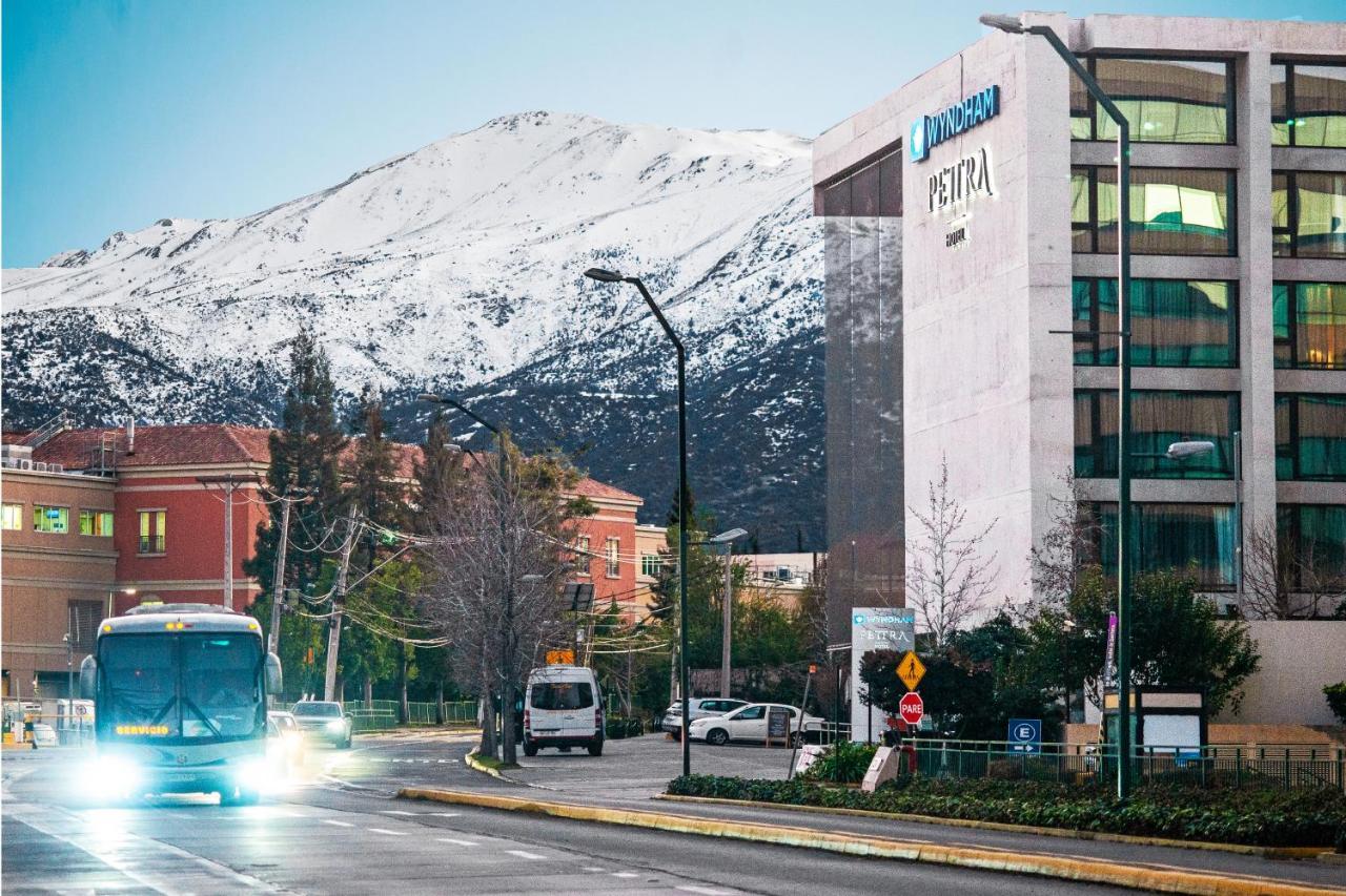 Hotel Wyndham Santiago Pettra Exterior foto The University of Arizona Cancer Center