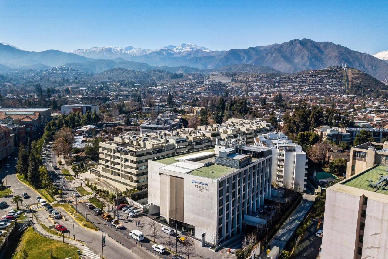 Hotel Wyndham Santiago Pettra Exterior foto The San Gabriel Mountains are visible from the campus.