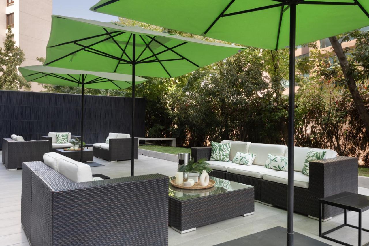 Hotel Wyndham Santiago Pettra Exterior foto Outdoor furniture