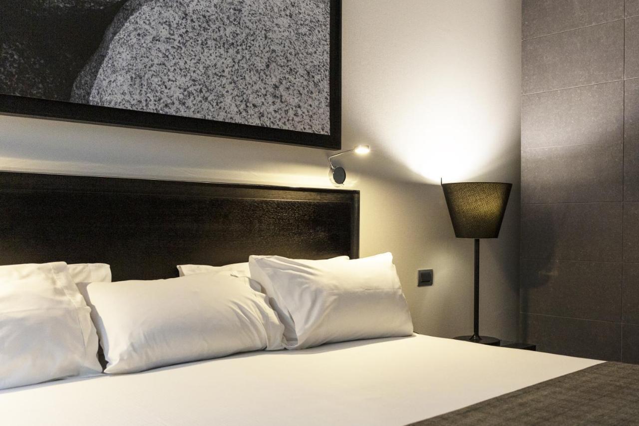 Hotel Wyndham Santiago Pettra Exterior foto A bed with pillows