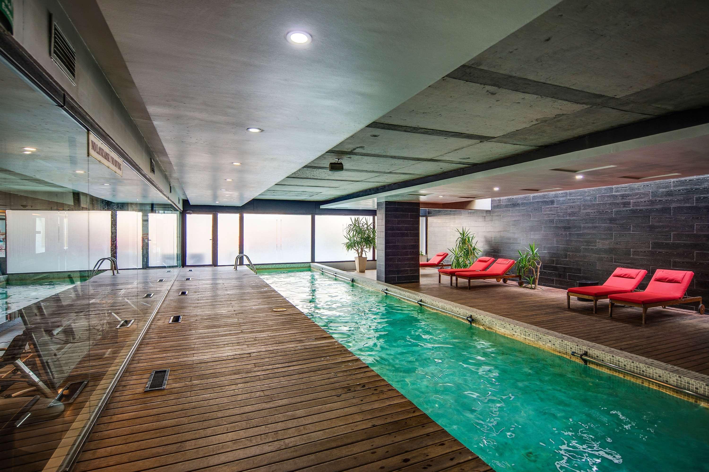 Hotel Wyndham Santiago Pettra Exterior foto The swimming pool at the hotel