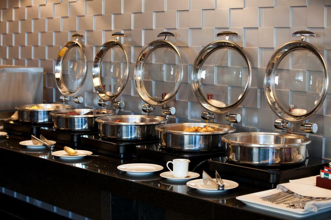 Hotel Wyndham Santiago Pettra Exterior foto A row of chafing dishes